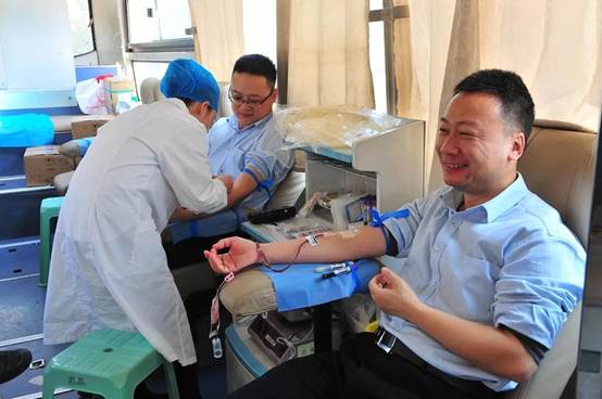 “贡献爱心 转达真情”——尊龙凯时集团开展义务献血运动